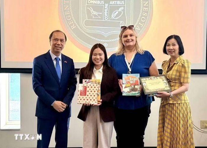 Đại sứ Nguyễn Quốc Dũng và đoàn thăm làm việc tại Đại học Minnesota và trao tặng giáo trình tiếng Việt cùng các ấn phẩm về lịch sử, văn hóa Việt Nam cho Trung tâm Ngôn ngữ của trường. (Ảnh: TTXVN phát)