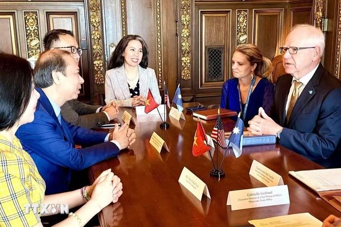 Đại sứ Nguyễn Quốc Dũng (thứ 2, từ trái sang) tiếp kiến Thống đốc bang Minnesota Tim Walz. (Ảnh: TTXVN phát)