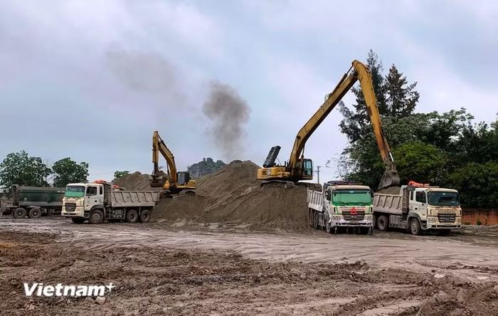 Nguồn vật liệu cát đắp nền đường của Dự án cao tốc Châu Đốc-Cần Thơ-Sóc Trăng vẫn thiếu cho nhà thầu thi công. (Ảnh: Việt Hùng/Vietnam+)