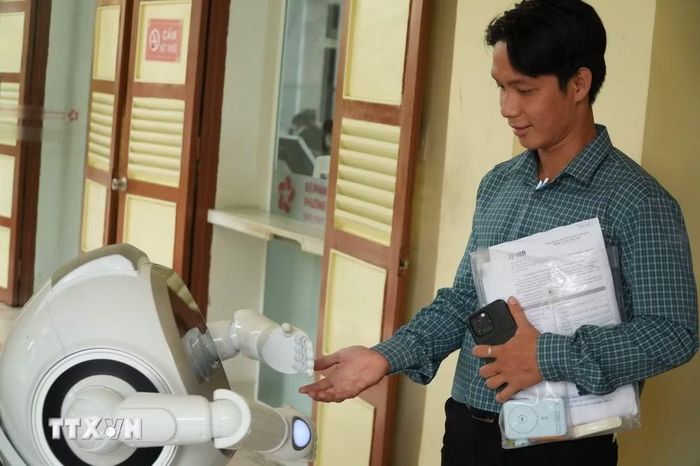 Robot "lễ tân" chào đón và hỗ trợ người dân khi đến làm thủ tục hành chính tại Trung tâm Phục vụ Hành chính công phường Sài Gòn. (Ảnh: Hữu Duyên/TTXVN)