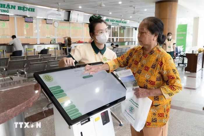 Hướng dẫn người bệnh xem hồ sơ bệnh án điện tử của bản thân tại Bệnh viện Nam Cần Thơ. (Ảnh: Ánh Tuyết/TTXVN)