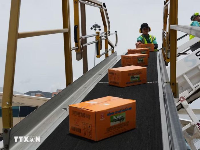 Vận chuyển hàng cứu trợ từ máy bay xuống sân bay quốc tế ở thủ đô Caracas. (Ảnh: Phi Hùng/TTXVN)
