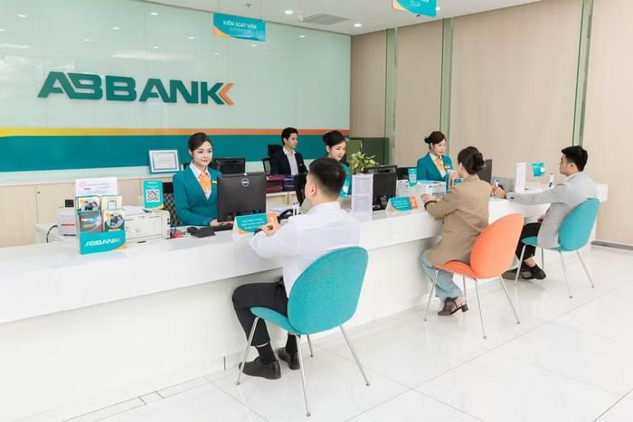 Từ ngày 1/7, người đại diện theo pháp luật của doanh nghiệp sẽ phải trực tiếp phê duyệt và thực hiện xác thực sinh trắc học bằng khuôn mặt đối với các giao dịch thuộc diện áp dụng theo quy định mới. (Ảnh: Vietnam+)