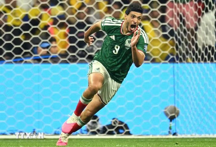 Raul Jimenez nhân đôi cách biệt cho Mexico. (Ảnh: AFP/TTXVN)