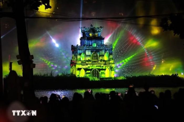 Màn trình diễn ánh sáng 3D Mapping trên Tháp Rùa kết hợp hệ thống màn nước góp phần tăng sức hấp dẫn cho du lịch đêm Hà Nội. (Ảnh: Khánh Hòa/ TTXVN)