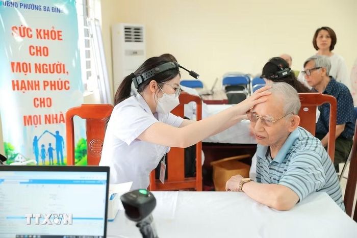 Ngay từ 1/7, ưu tiên khám trước cho nhóm 1 gồm người cao tuổi, khuyết tật, hộ nghèo, cận nghèo, người có công, người mắc bệnh mạn tính, vùng khó khăn. (Ảnh: Minh Quyết/TTXVN)