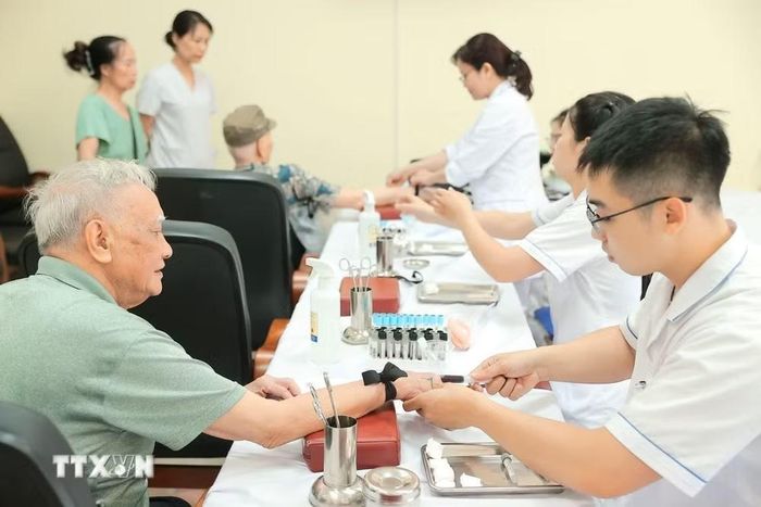 Chương trình khám sức khỏe định kỳ miễn phí chính thức được triển khai đồng loạt toàn thành phố, đánh dấu bước khởi đầu chính sách chăm sóc sức khỏe toàn dân quy mô lớn nhất từ trước đến nay của Hà Nội. (Ảnh: Minh Quyết/TTXVN)