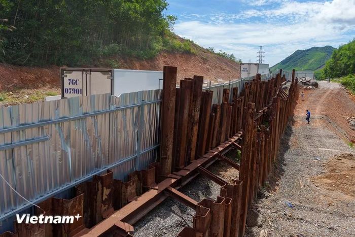 Vị trí sạt lở nghiêm trọng tại Km50 được đánh giá phức tạp, sạt lở cả đường ĐT601, là "nút thắt" an toàn giao thông quan trọng của tuyến cao tốc La Sơn - Hòa Liên. (Ảnh: Thanh Phong/Vietnam+)