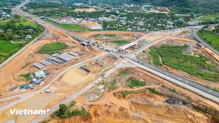 Toàn cảnh dự án nút giao Quốc lộ 14B với cao tốc Đà Nẵng nhìn từ trên cao. Đại công trường đang hối hả thi công nhiều hạng mục mố trụ và đường dẫn. (Ảnh: Thanh Phong/Vietnam+)
