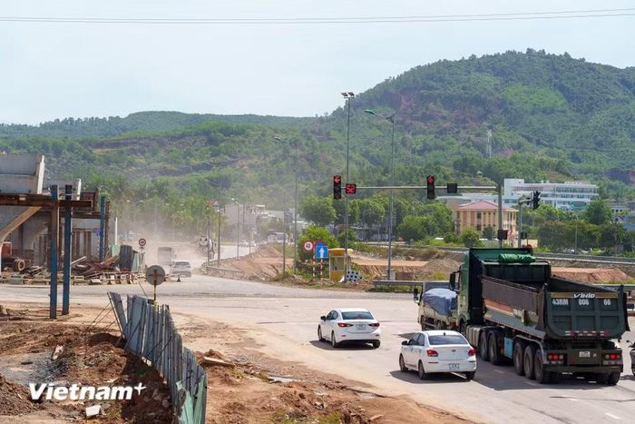 Dự án thi công ngay trên trục huyết mạch Quốc lộ 14B. Các nhà thầu phải nỗ lực phân luồng, đảm bảo an toàn giao thông cho xe cộ lưu thông. (Ảnh: Thanh Phong/Vietnam+)