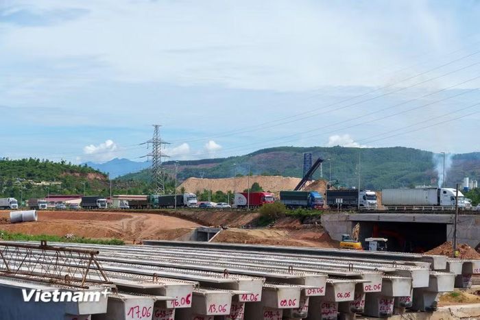 Tiến độ đang được đẩy nhanh ấn tượng. Hàng chục phiến dầm Super T hạng nặng đã đúc xong, chờ ngày lao phóng lên nhịp cầu. (Ảnh: Thanh Phong/Vietnam+)