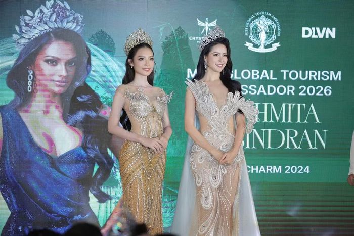 Hai Đại sứ, giám khảo cuộc thi: World Miss Tourism Ambassador 2018 Phan Thị Mơ, và Miss Celebrity International 2025 Trần Trân Mỹ Linh. (Ảnh: BTC)
