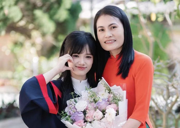 Đặng Quỳnh Trang và cô giáo chủ nhiệm Bùi Thị Thu Hà. (Ảnh: NVCC)