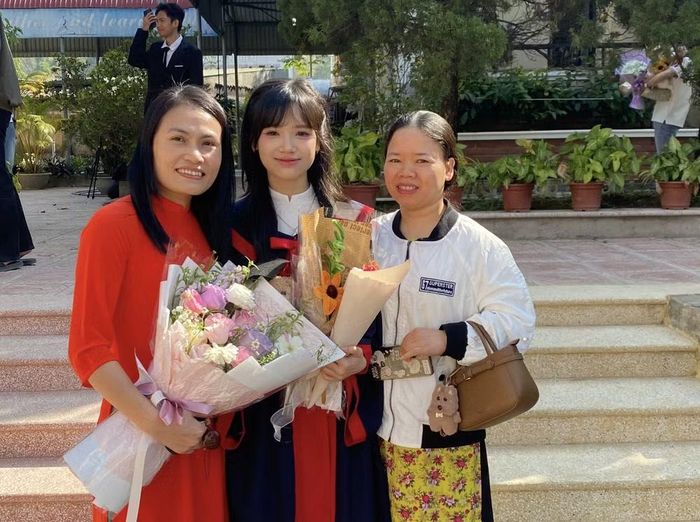 Trang chụp ảnh cùng mẹ và cô giáo trong ngày chụp kỷ yếu trước khi tốt nghiệp. (Ảnh: NVCC)