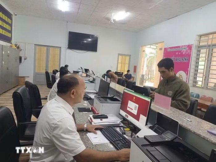 Người dân đến giải quyết thủ tục hành chính tại Trung tâm Phục vụ hành chính công xã Bù Gia Mập. (Ảnh: K GƯỈH/TTXVN)