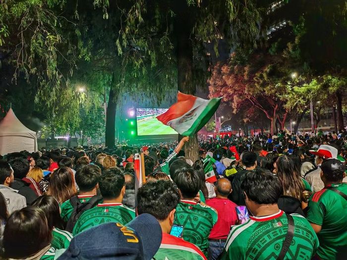 Không khí World Cup bao trùm đại lộ Paseo de la Reforma khi hàng nghìn cổ động viên cùng hướng về màn hình lớn theo dõi trận đấu của đội tuyển Mexico. (Ảnh: Phương Lan/TTXVN)