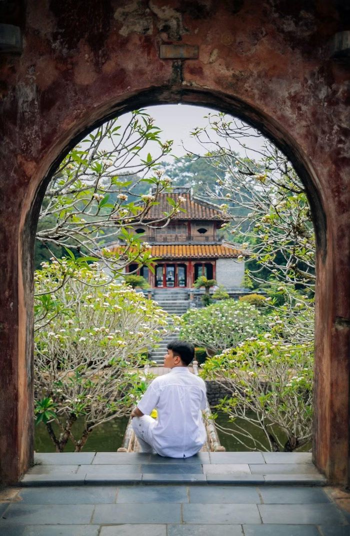 Du khách Hà Nội tìm đến không cổ kính, trầm mặc ở Cung An Định, Thừa Thiên Huế để du lịch chữa lành. (Ảnh: Vương Công Nam)