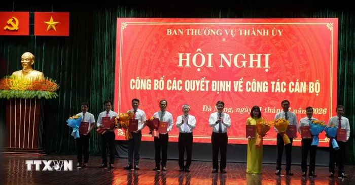 Thường trực Thành ủy Đà Nẵng trao quyết định và tặng hoa chúc mừng các đồng chí nhận nhiệm vụ mới. (Ảnh: Anh Dũng/TTXVN)