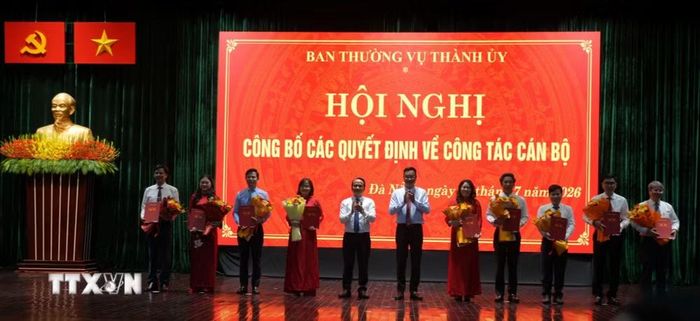 Thường trực Thành ủy Đà Nẵng trao quyết định và tặng hoa chúc mừng các đồng chí nhận nhiệm vụ mới. (Ảnh: Anh Dũng/TTXVN)