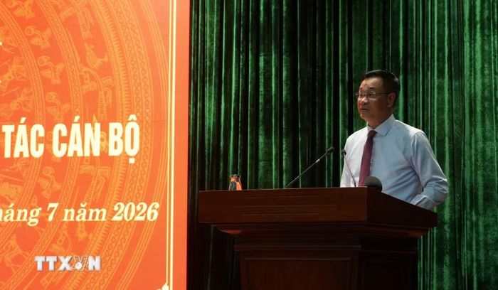 Bí thư Thành ủy Đà Nẵng Lê Ngọc Quang giao nhiệm vụ cho các đồng chí nhận nhiệm vụ mới. (Ảnh: Anh Dũng/TTXVN)