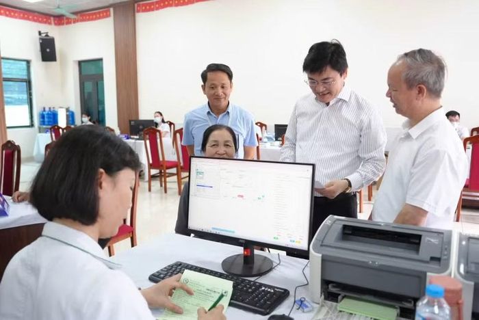 Các đơn vị tổ chức tập huấn chuyên môn khám sức khỏe, khám sàng lọc cho toàn bộ hệ thống, hướng dẫn cập nhật kết quả khám sức khỏe trên hồ sơ sức khỏe điện tử của người dân. (Ảnh: PV/Vietnam+)