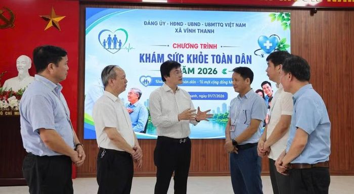 Giám đốc Sở Y tế Hà Nội Nguyễn Trọng Diện kiểm tra tại điểm khám xã Vĩnh Thanh. (Ảnh: PV/Vietnam+)