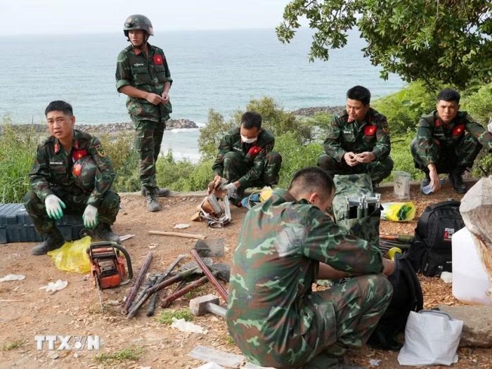 Phút giải lao của lực lượng cứu hộ. (Ảnh: Phi Hùng/TTXVN)
