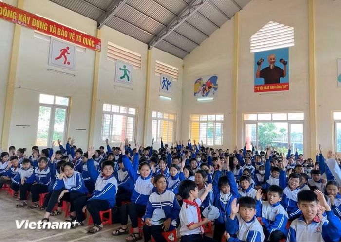 Các em học sinh hào hứng tham gia chương trình “Chi trả dịch vụ môi trường rừng đồng hành học sinh đến trường”