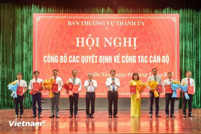 Chủ tịch Hội đồng nhân dân thành phố Đà Nẵng Nguyễn Đức Dũng và Phó Bí thư Thành ủy Ngô Xuân Thắng trao quyết định cho các cán bộ. (Ảnh: Thanh Phong/Vietnam+)