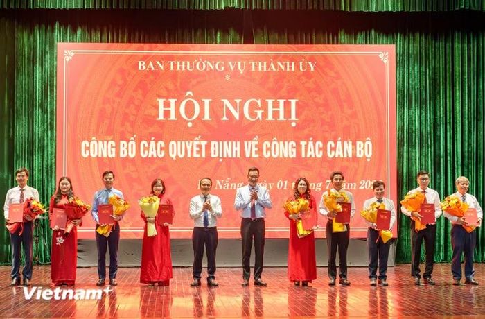 Ủy viên Trung ương Đảng, Bí thư Thành ủy Đà Nẵng Lê Ngọc Quang và Phó Bí thư Thường trực Thành ủy Nguyễn Đình Vĩnh trao quyết định cho các cán bộ. (Ảnh: Thanh Phong/Vietnam+)