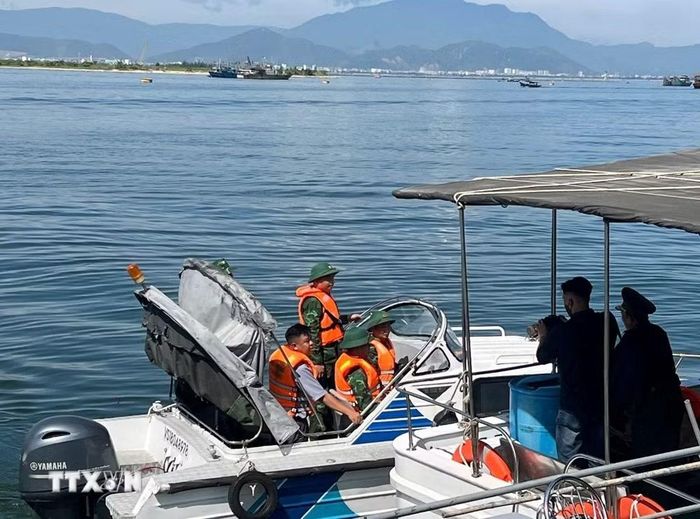 Bộ đội Biên phòng thành phố Đà Nẵng kiểm tra giấy tờ xuất bến của tàu cá. (Ảnh Trần Tĩnh/TTXVN)