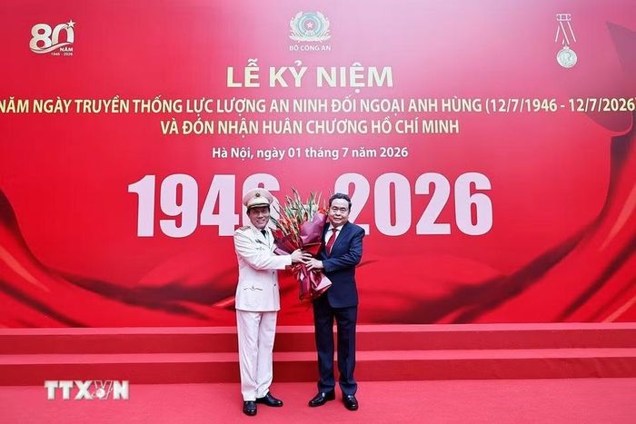 Bộ trưởng Bộ Công an Lương Tam Quang đón Chủ tịch Quốc hội Trần Thanh Mẫn dự Lễ Kỷ niệm. (Ảnh: Doãn Tấn/TTXVN)