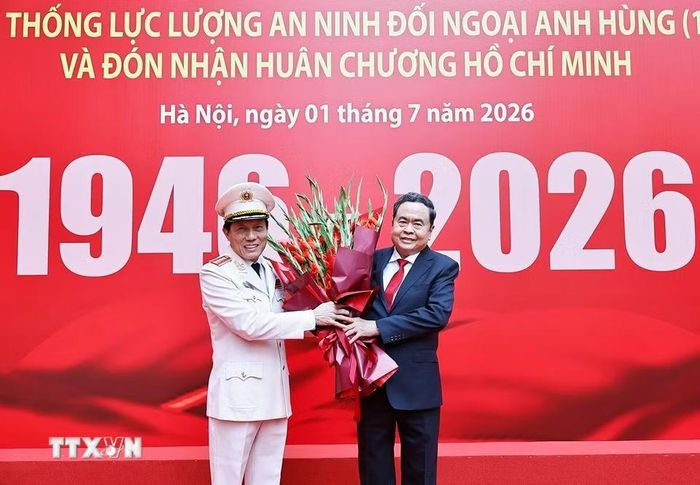 Bộ trưởng Bộ Công an Lương Tam Quang đón Chủ tịch Quốc hội Trần Thanh Mẫn dự Lễ Kỷ niệm. (Ảnh: Doãn Tấn/TTXVN)