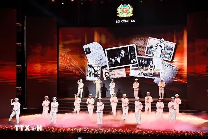 Chương trình văn nghệ chào mừng Lễ Kỷ niệm. (Ảnh: Doãn Tấn/TTXVN)