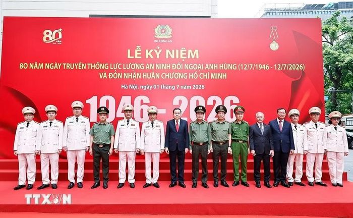 Chủ tịch Quốc hội Trần Thanh Mẫn chụp ảnh lưu niệm với lãnh đạo Bộ Công an. (Ảnh: Doãn Tấn/TTXVN)