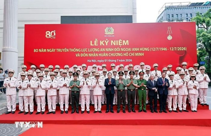 Chủ tịch Quốc hội Trần Thanh Mẫn chụp ảnh lưu niệm với lãnh đạo Bộ Công an và đại biểu. (Ảnh: Doãn Tấn/TTXVN)