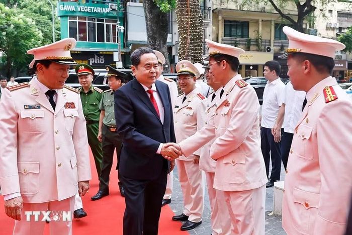 Lãnh đạo Bộ Công an đón Chủ tịch Quốc hội Trần Thanh Mẫn dự Lễ Kỷ niệm. (Ảnh: Doãn Tấn/TTXVN)
