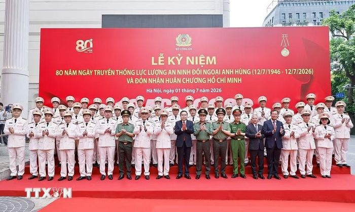 Chủ tịch Quốc hội Trần Thanh Mẫn chụp ảnh lưu niệm với lãnh đạo Bộ Công an và đại biểu. (Ảnh: Doãn Tấn/TTXVN)