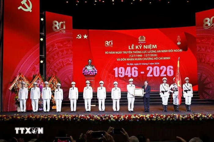 Chủ tịch Quốc hội Trần Thanh Mẫn trao Huân chương Hồ Chí Minh tặng Lực lượng An ninh đối ngoại. (Ảnh: Doãn Tấn/TTXVN)