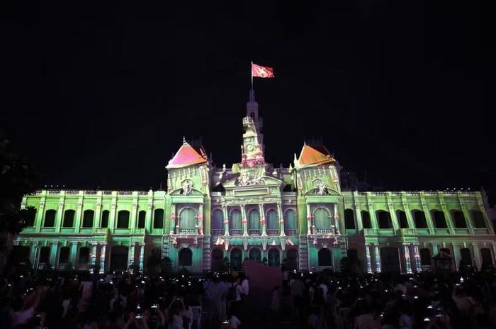 Ba tác phẩm 3D mapping gồm “Âm vang Đại Việt”, “Nửa thế kỷ tự hào - Nhịp đập Sài Gòn” và “Kỷ nguyên vươn mình” được trình chiếu trên nền kiến trúc mặt tiền trụ sở Ủy ban Nhân dân Thành phố Hồ Chí Minh. (Ảnh: Hồng Đạt/TTXVN)