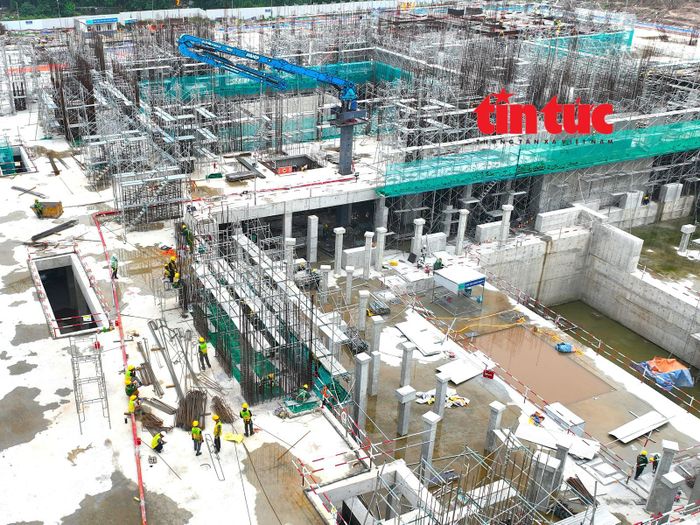 Trên công trường, hàng trăm kỹ sư, công nhân cùng nhiều thiết bị cơ giới cỡ lớn chia thành nhiều mũi thi công để triển khai đồng bộ các hạng mục nền móng, tầng hầm và kết cấu chịu lực của công trình.