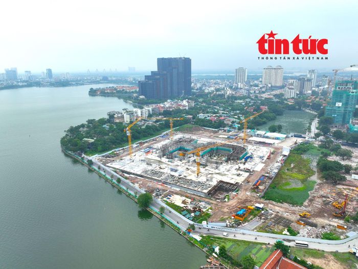 Dấu ấn đặc biệt nhất của nhà hát chính là kiến trúc mái vòm lấy cảm hứng từ những viên ngọc trai nhô lên từ mặt nước Hồ Tây.