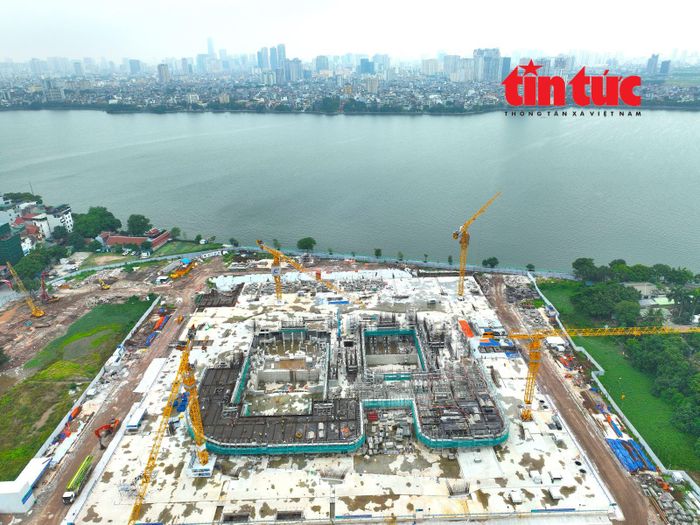Nhà hát Opera Hà Nội được thiết kế bởi huyền thoại kiến trúc người Ý Renzo Piano, một trong những Kiến trúc sư có ảnh hưởng nhất trong thế kỷ 20.