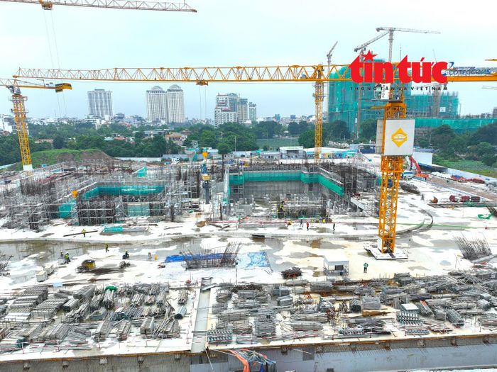 Nhà hát gồm khán phòng opera sức chứa 1.797 chỗ và khán phòng đa năng với hệ thống ghế di động có thể di chuyển để tạo không gian cho các sự kiện đứng như các buổi biểu diễn nhạc sống, concert... với sức chứa 1.430 chỗ đứng, 216 chỗ ngồi ban công.