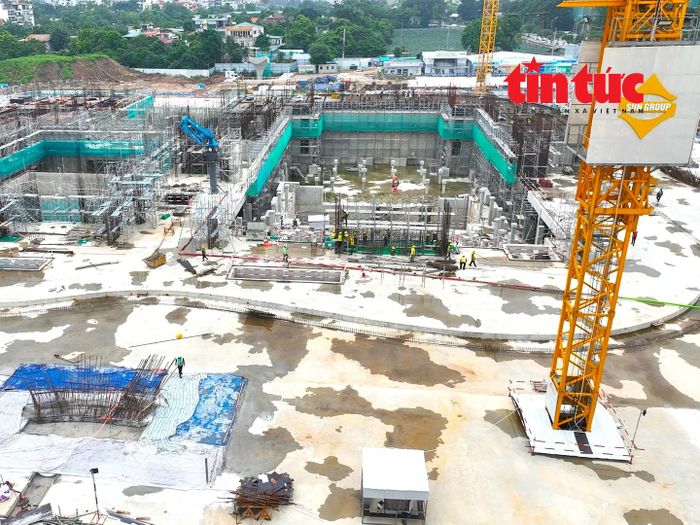 Đơn vị thi công đang lắp dựng hệ khung thép chịu lực cho phần thân nhà hát, chuẩn bị bước vào giai đoạn thi công mái vòm quy mô lớn theo thiết kế.