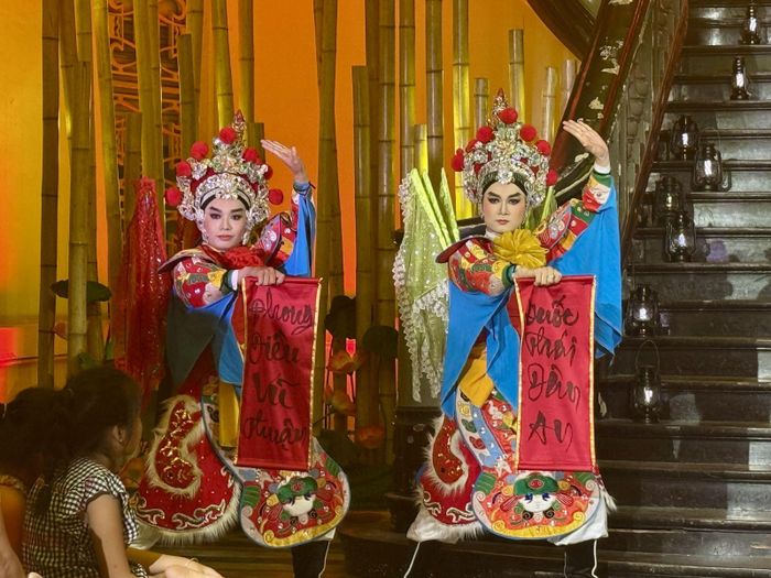 Tiết mục biểu diễn hát bội mang lại nhiều cảm xúc cho khán giả.