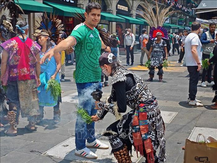 Nhiều cổ động viên tham gia nghi lễ thanh tẩy trước khi vào khu vực Fan Fest của World Cup 2026.