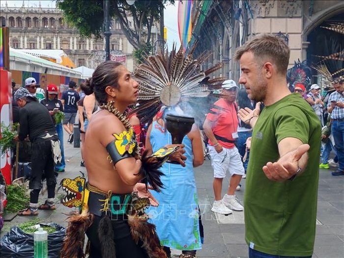 Một du khách quốc tế trải nghiệm nghi lễ thanh tẩy của người bản địa Mexico.