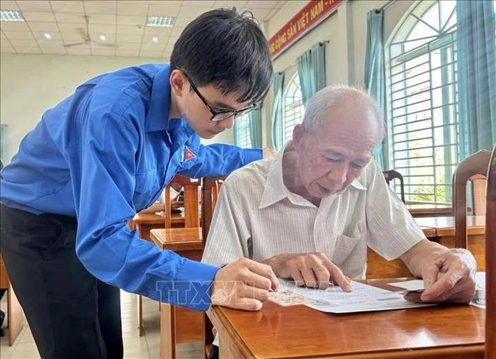 Đoàn viên thanh niên phường Tân Ninh (tỉnhTây Ninh) hỗ trợ người dân thực hiện thủ tục hành chính. Ảnh: Đức Hạnh/TTXVN