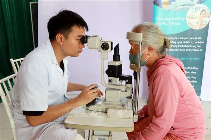 Khám mắt cho người dân tại xã Trực Ninh (Ninh Bình).